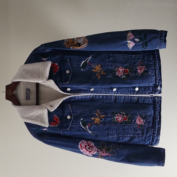 Bagatelle Sherpa Lined Denim Jacket with Floral, Avian and Feline Embroi… - Picture 4 of 16
